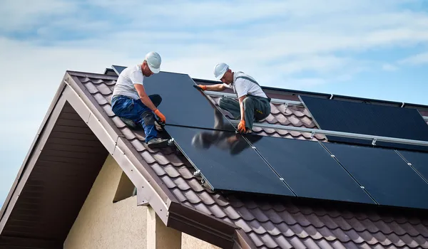 Installatie van zonnepanelen op een woning