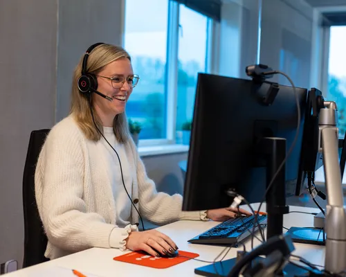 KCC-medewerker belt met klant en kijkt mee via 123meekijken. Persoonlijk contact met direct visueel inzicht.