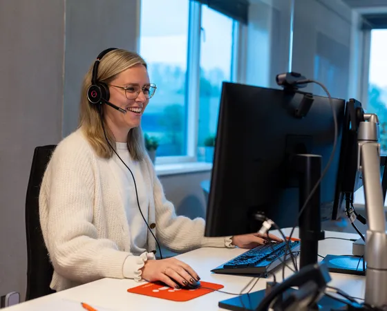 KCC-medewerker belt met klant en kijkt mee via 123meekijken. Persoonlijk contact met direct visueel inzicht.