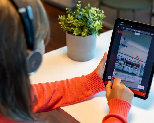 KCC-medewerker kijkt live mee via tablet in de meterkast van de klant. Veiliger, sneller en zonder reistijd dankzij 123meekijken.