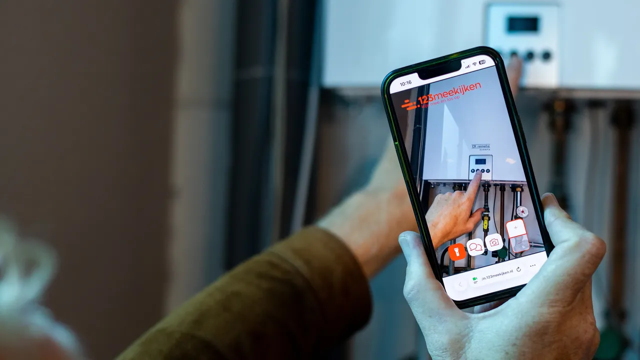 Klant laat meekijken CV ketel