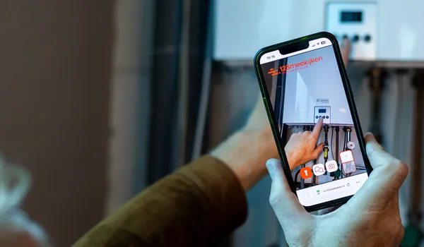 Klant laat meekijken CV ketel