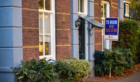 Een karakteristieke woning met een goed zichtbaar “Te huur”-bord aan de gevel. Ideaal beeld voor communicatie over woningaanbod, verhuurprocessen en vastgoedbeheer. Herkenbaar, realistisch en direct duidelijk voor bezoekers.