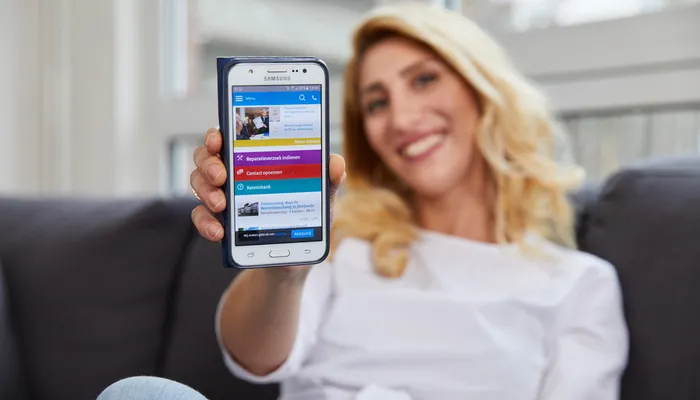 Vrouw toont digitale dienstverlening op haar smartphone