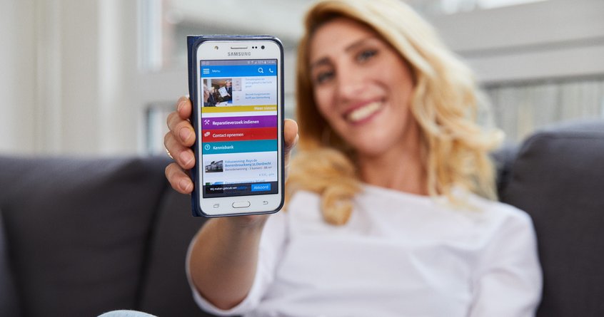 Vrouw toont digitale dienstverlening op haar smartphone