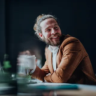 Informeel overleg met koffie in een stijlvolle werkomgeving
