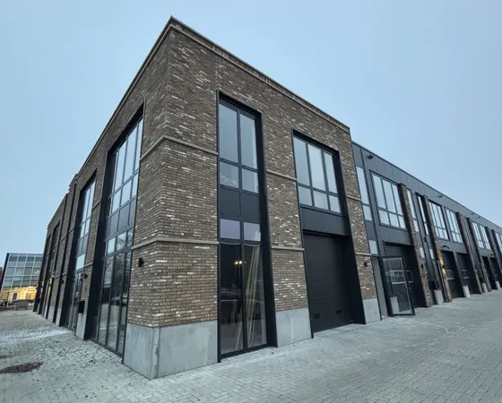Het moderne kantoor en bedrijfspand van 123meekijken op een bedrijventerrein