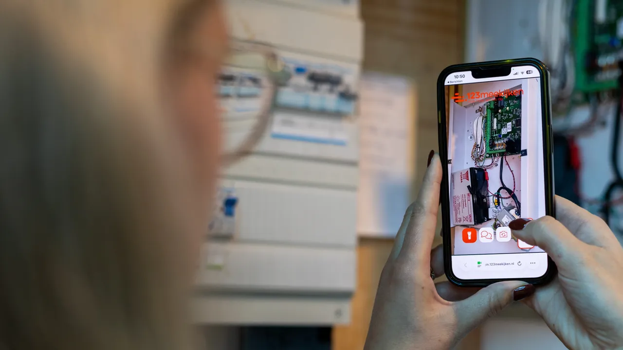 klant laat meekijken meterkast