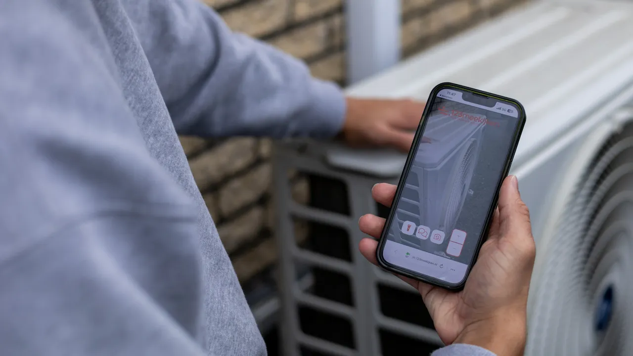 klant laat meekijken airco