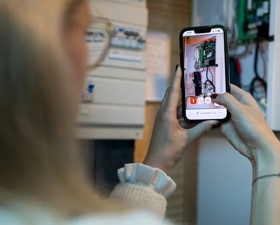 Klant opent meterkast en laat meekijken via 123meekijken. Snel inzicht voor de KCC-medewerker en efficiënte probleemoplossing.