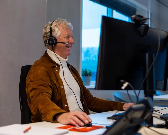 Medewerker van 123meekijken helpt serviceorganisatie via live beeld op afstand